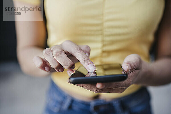 Frau berührt den Bildschirm eines Smartphones