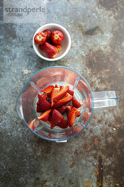 Gehackte Erdbeeren im Mixer