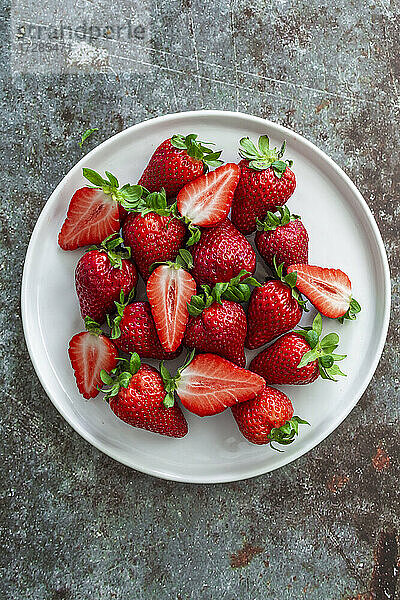 Teller mit frischen  reifen Erdbeeren