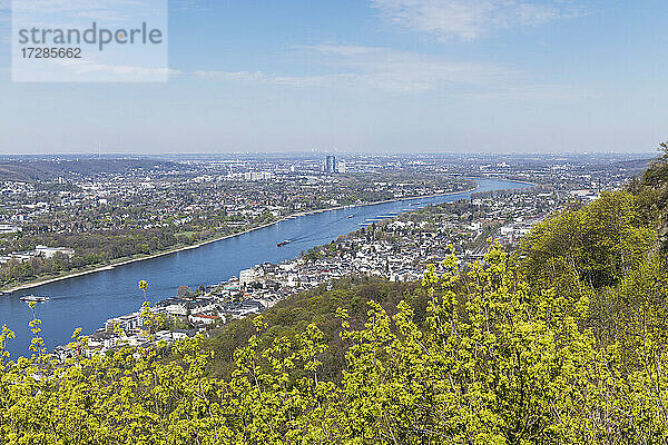Deutschland  Nordrhein-Westfalen  Blick auf den Rhein  Königswinter  Bonn und Köln vom Drachenfels aus im Frühling