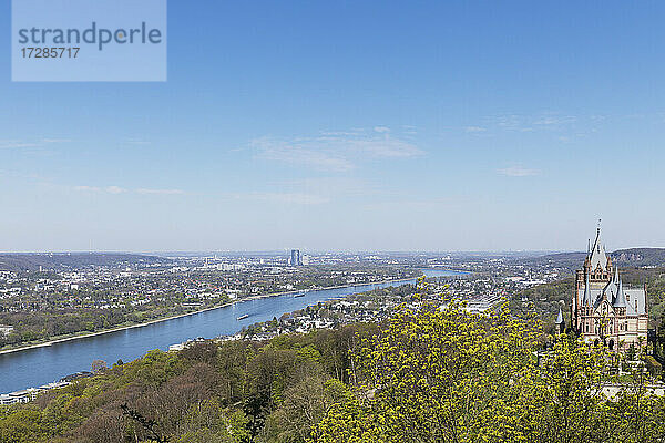 Deutschland  Nordrhein-Westfalen  Blick auf den Rhein  Königswinter  Bonn  Köln und die Drachenburg vom Drachenfels aus gesehen im Frühling