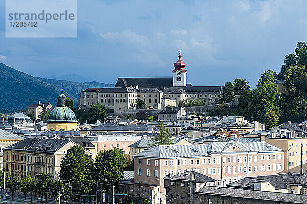 Österreich  Land Salzburg  Salzburg  Historische Altstadt mit Kuppel der Kajetanerkirche und Kloster Nonnberg im Hintergrund