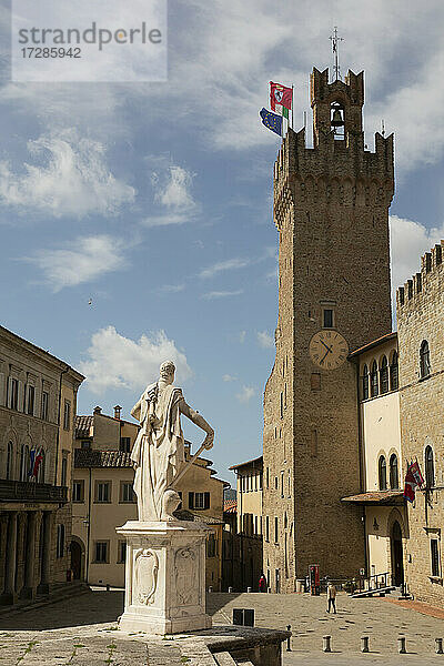 Italien  Provinz Arezzo  Arezzo  Statue von Ferdinando I. de Medici mit mittelalterlichem Turm im Hintergrund