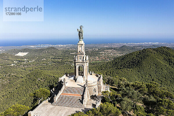 Spanien  Balearen  Blick aus dem Hubschrauber auf das Jesus-Christus-Denkmal in der Wallfahrtskirche von Sant Salvador