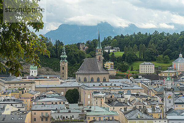 Österreich  Bundesland Salzburg  Salzburg  Historische Altstadt mit Abtei St. Peter und Infopoint Offener Himmel Kirchen im Hintergrund