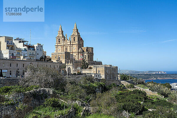 Malta  Nördliche Region  Mellieha  Stadtrand mit der Pfarrkirche Nativity of Virgin Mary im Hintergrund