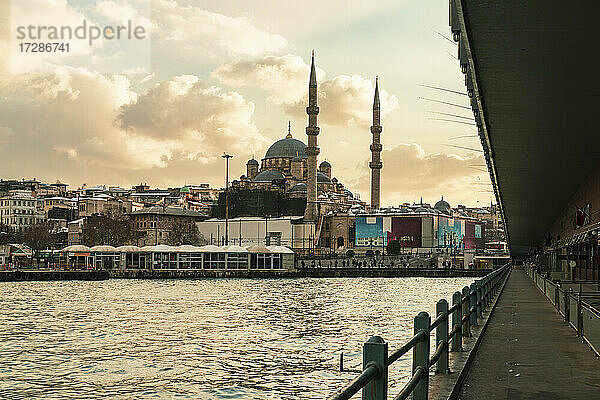 Türkei  Istanbul  Kanal des Goldenen Horns in der Abenddämmerung mit Yeni Cami Moschee im Hintergrund