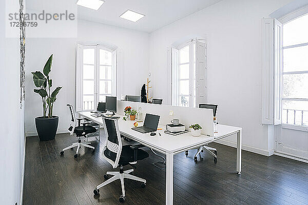 Leeres Coworking-Büro mit Hartholzfußboden