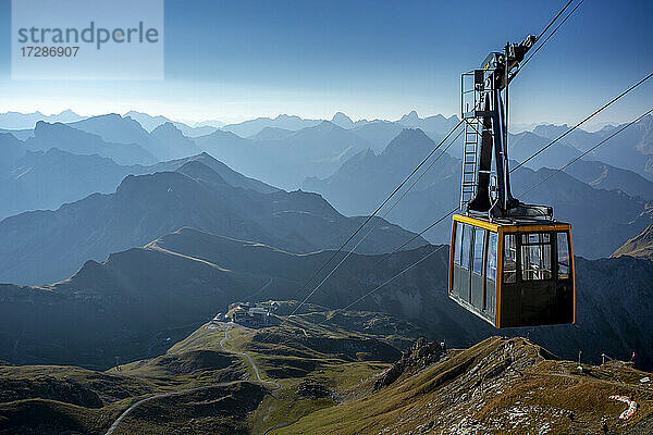 Nebelhornbahn mit nebligen Gipfeln im Hintergrund
