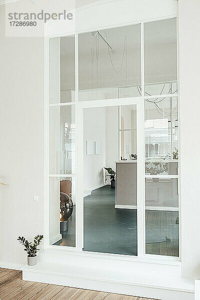 Glastür in einem modernen Büro