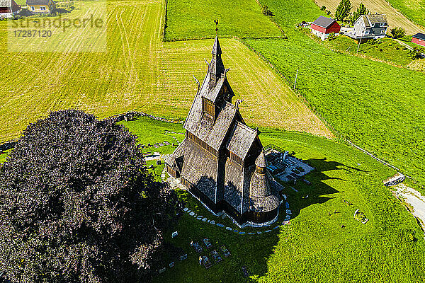 Norwegen  Vestland  Vikoyri  Luftaufnahme der Hopperstad Stabkirche an einem sonnigen Tag