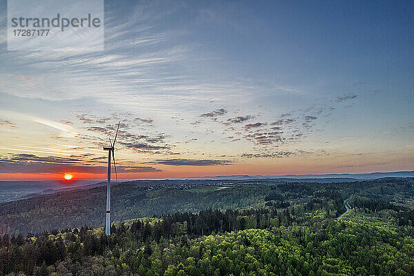 Deutschland  Baden Württemberg  Luftaufnahme des Schwäbischen Waldes mit Windkraftanlage bei Sonnenaufgang