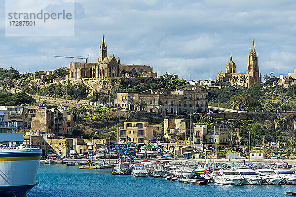 Yachten im Meer bei der Pfarrkirche von Ghajnsielem in der Stadt an einem sonnigen Tag Gozo  Malta
