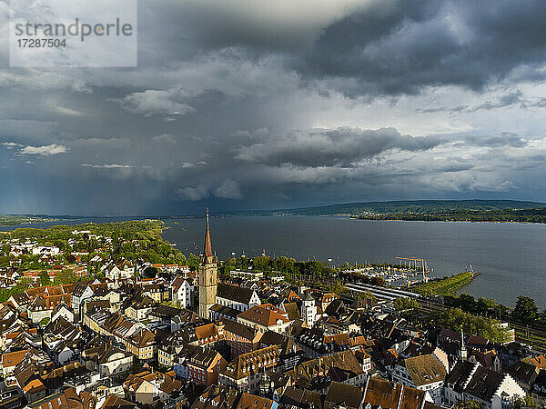 Deutschland  Baden Württemberg  Radolfzell  Luftaufnahme der Altstadt über dem Bodensee bei Gewitter