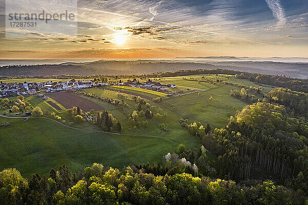 Deutschland  Baden Württemberg  Luftaufnahme von landwirtschaftlichen Feldern im Schwäbischen Wald bei Sonnenaufgang