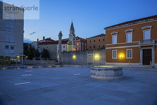Kroatien  Gespanschaft Zadar  Zadar  Leerer Stadtplatz mit römischem Forum in der Abenddämmerung