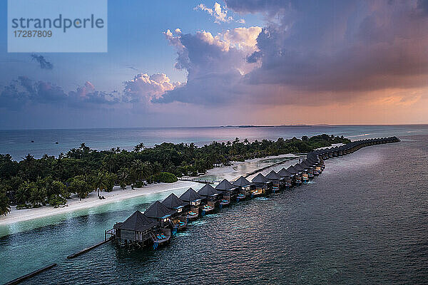 Stelzenhäuser am Meer auf der Insel Kuredu bei Sonnenuntergang  Malediven  Asien