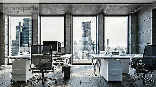 Interieur eines modernen Büros mit Stühlen am Schreibtisch