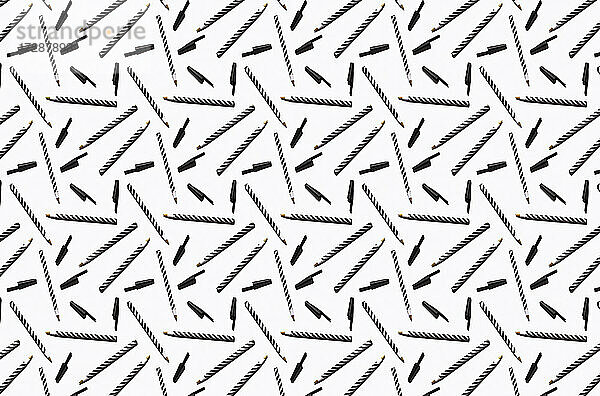 Muster aus schwarz-weiß gestreiften Stiften  flach auf weißem Hintergrund