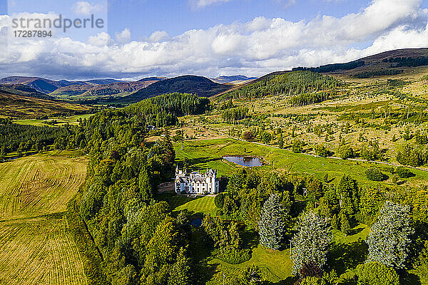 UK  Schottland  Luftaufnahme von Dalnaglar Castle und der umliegenden Landschaft