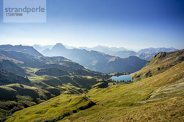 Blick auf die Allgäuer Alpen mit dem Seealpsee im Hintergrund