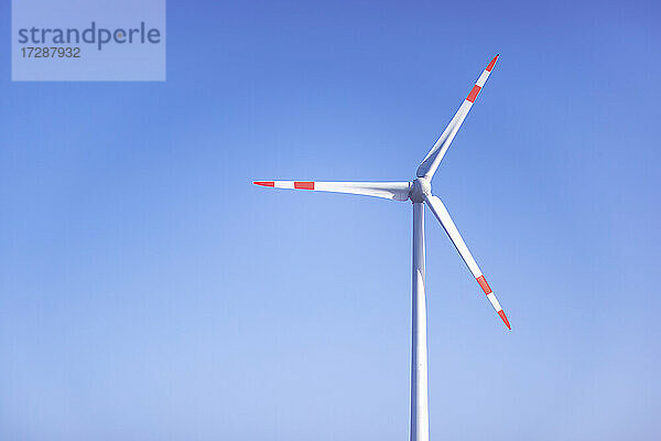 Windturbine vor strahlend blauem Himmel