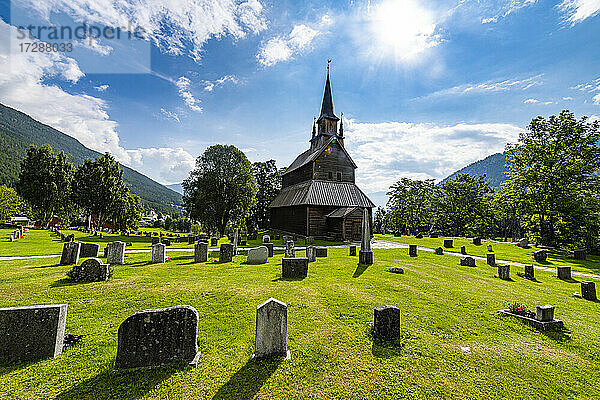 Kaupanger Stabkirche inmitten von Friedhöfen in Kaupanger  Vestland  Norwegen