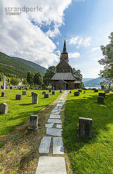 Kaupanger Stabkirche unter Wolkenhimmel in Kaupanger  Vestland  Norwegen