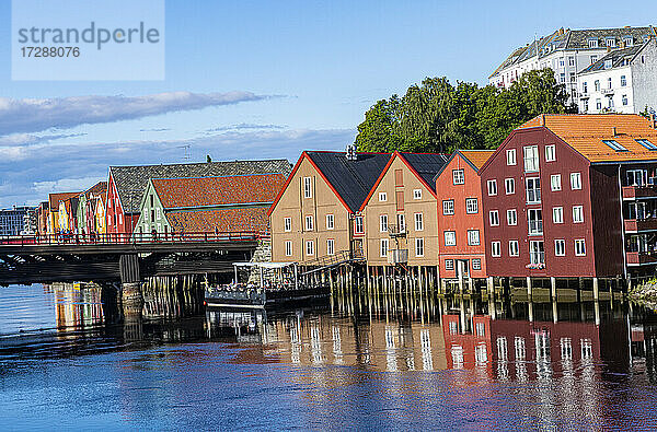 Norwegen  Trondelag  Trondheim  Fluss Nidelva und alte Lagerhäuser am Wasser
