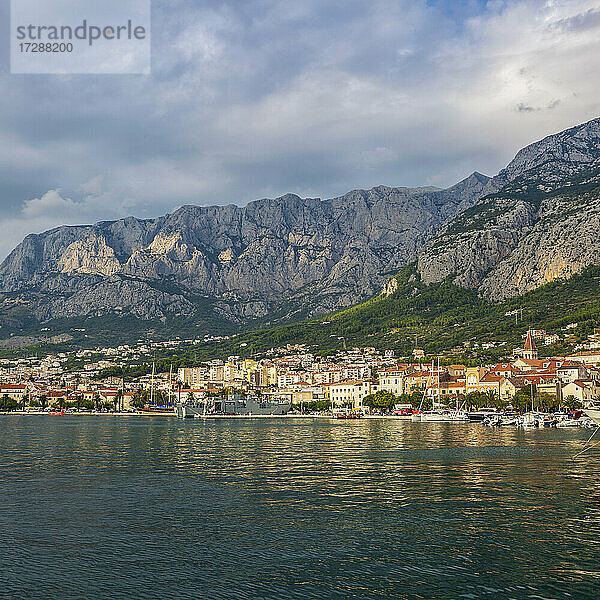 Kroatien  Gespanschaft Split-Dalmatien  Makarska  Hafen von Makarska Riviera mit Biokovo-Gebirge im Hintergrund