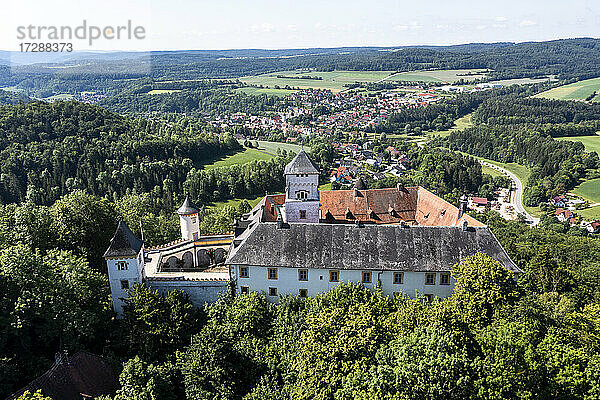 Deutschland  Bayern  Heiligenstadt in Oberfranken  Blick aus dem Hubschrauber auf Schloss Greifenstein im Sommer
