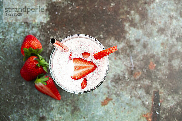 Frische Erdbeeren und ein Glas Erdbeer-Smoothie