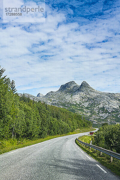 Kurvenreiche Straße unter bewölktem Himmel am Kystriksveien  Norwegen