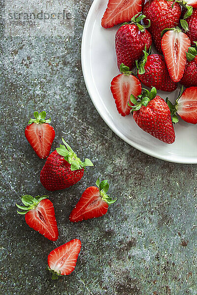 Teller mit frischen  reifen Erdbeeren