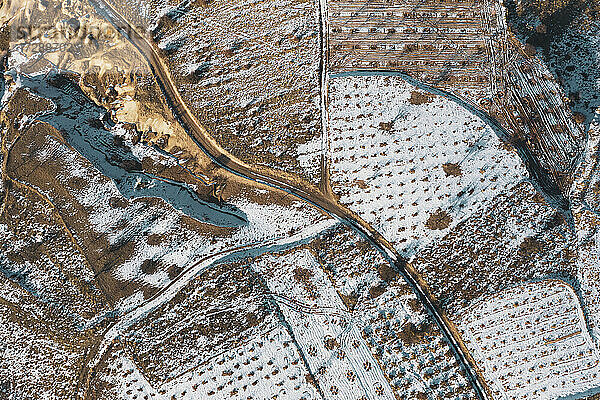 Luftaufnahme der schneebedeckten Felder in Kappadokien