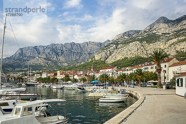 Kroatien  Gespanschaft Split-Dalmatien  Makarska  Hafen von Makarska Riviera mit Biokovo-Gebirge im Hintergrund