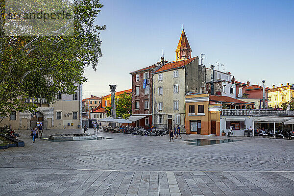 Kroatien  Gespanschaft Zadar  Zadar  Fünf-Brunnen-Platz in der Abenddämmerung