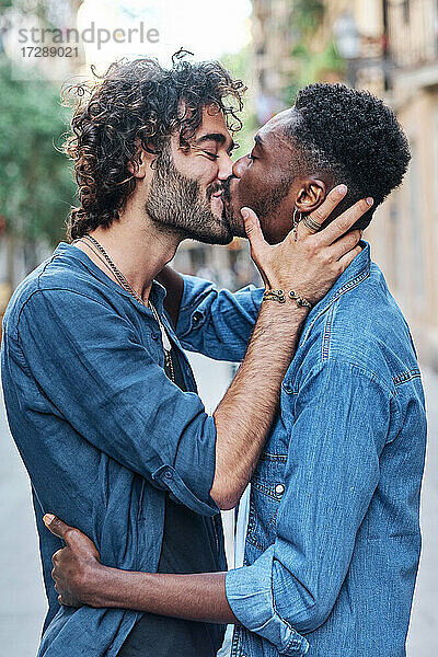 Homosexuelles Paar mit geschlossenen Augen  das sich gegenseitig küsst