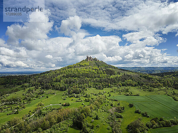 Deutschland  Baden-Württemberg  Bisingen  Blick auf die Sommerwolken über der Burg Hohenzollern