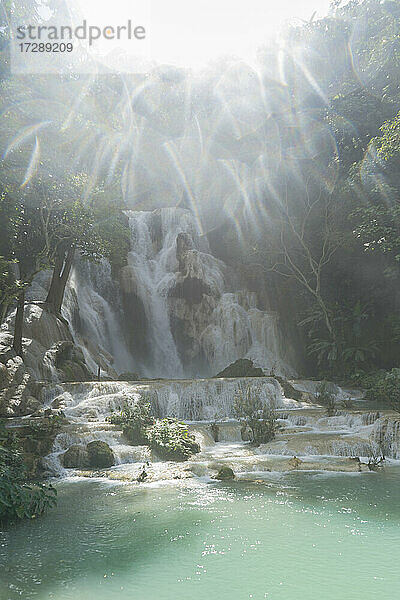 Kuang Si-Wasserfälle an einem sonnigen Tag in Luang Prabang  Laos