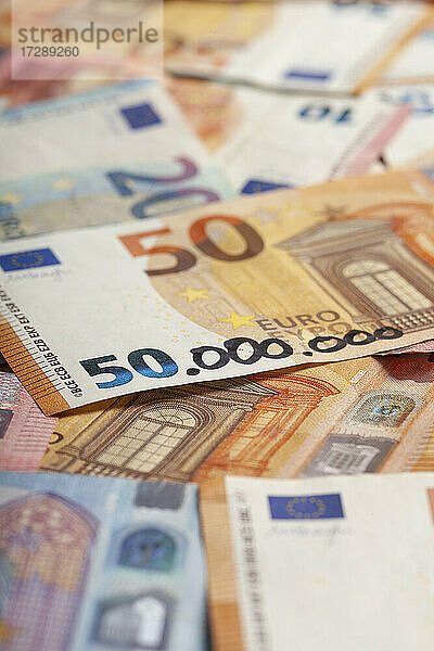 Fünfzig-Euro-Banknote mit mehreren hinzugefügten Nullen als Symbol der Hyperinflation