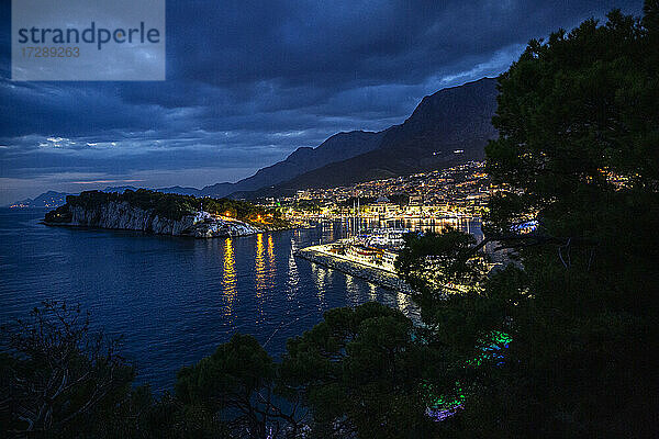Kroatien  Gespanschaft Split-Dalmatien  Makarska  Beleuchteter Hafen von Makarska Riviera bei Nacht