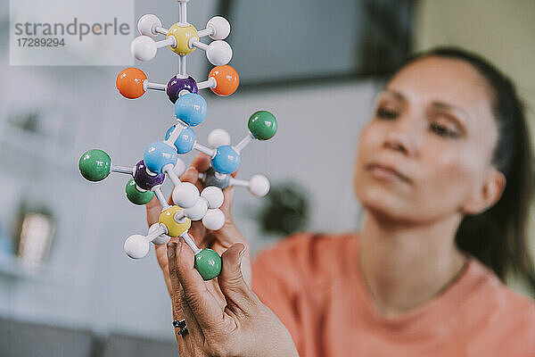 Frau mit Blick auf die Molekularstruktur