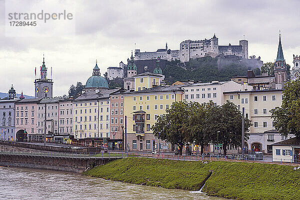 Österreich  Land Salzburg  Salzburg  Historische Altstadt mit Festung Hohensalzburg im Hintergrund