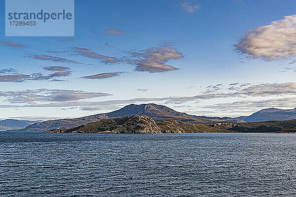 UK  Schottland  Ullapool  Wolken über der Bucht im schottischen Hochland