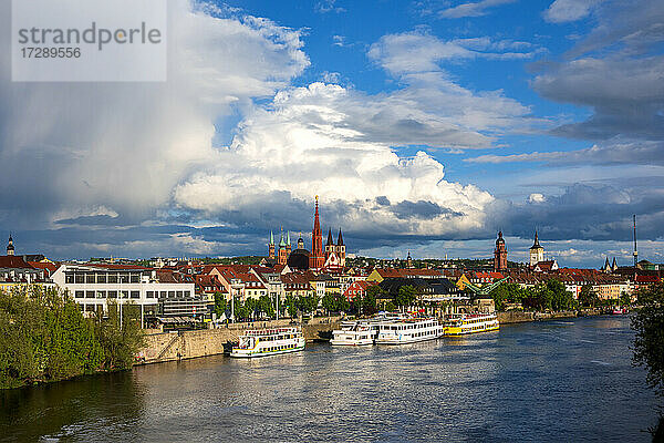 Deutschland  Bayern  Würzburg  Große Wolken über der Stadt am Fluss