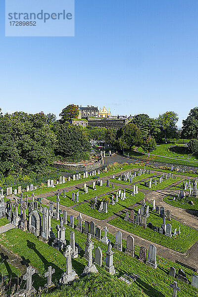 UK  Schottland  Stirling  Alter Stadtfriedhof mit Stirling Castle im Hintergrund