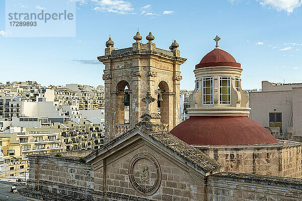 Malta  Nördliche Region  Mellieha  Glockenturm und Kuppel der Pfarrkirche Nativity of Virgin Mary