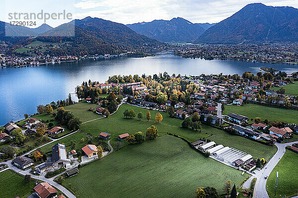 Deutschland  Bayern  Tegernsee  Stadtbild mit See aus der Luft