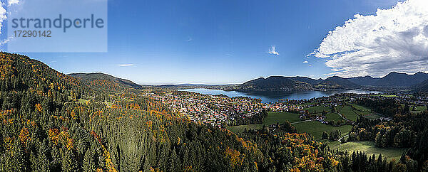 Deutschland  Bayern  Tegernsee  Luftbild der Stadt in den Bayerischen Alpen
